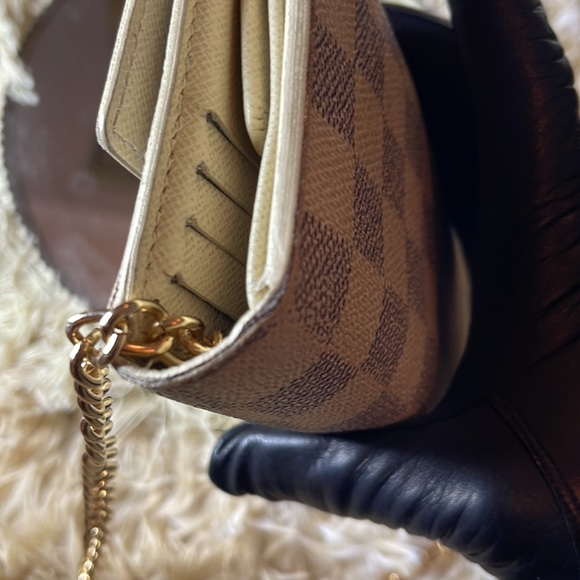 Louis Vuitton Damier International Wallet - Picture 10 of 11